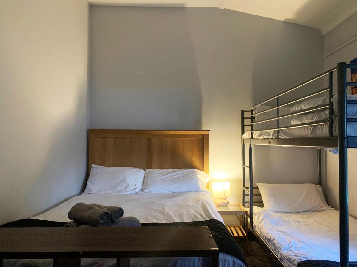 Gorton Mount Hotel Manchester Room photo
