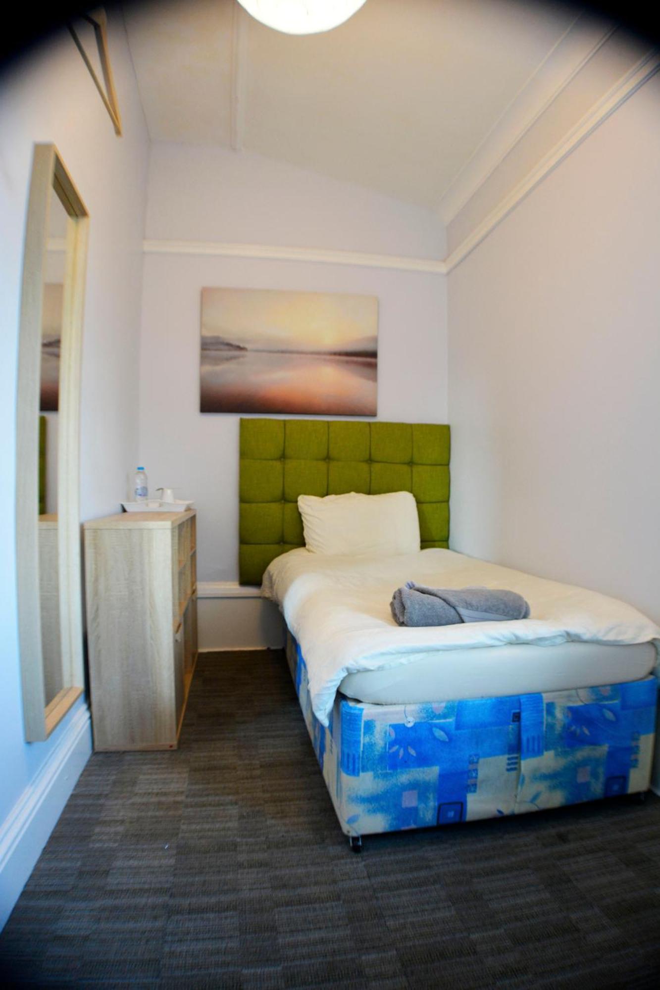 Gorton Mount Hotel Manchester Room photo