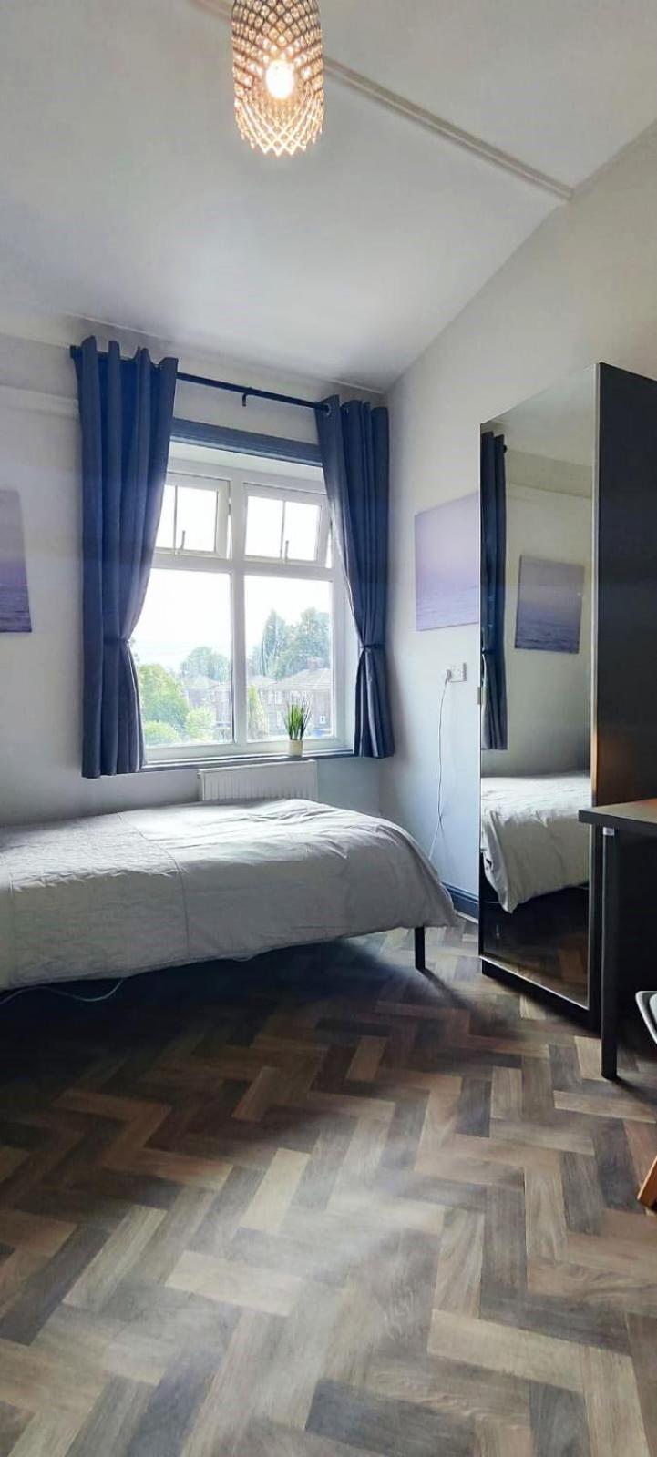 Gorton Mount Hotel Manchester Room photo